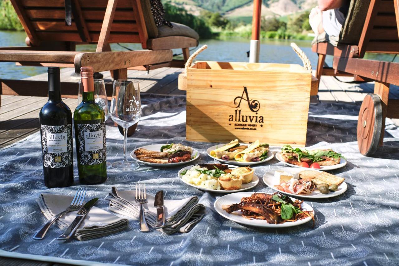 Alluvia Boutique Winery & Luxury Accommodation 斯泰伦博斯 外观 照片 Picnic at the winery