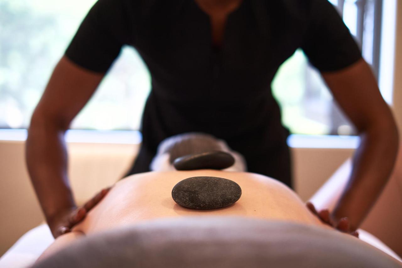 Alluvia Boutique Winery & Luxury Accommodation 斯泰伦博斯 外观 照片 Hot stone massage