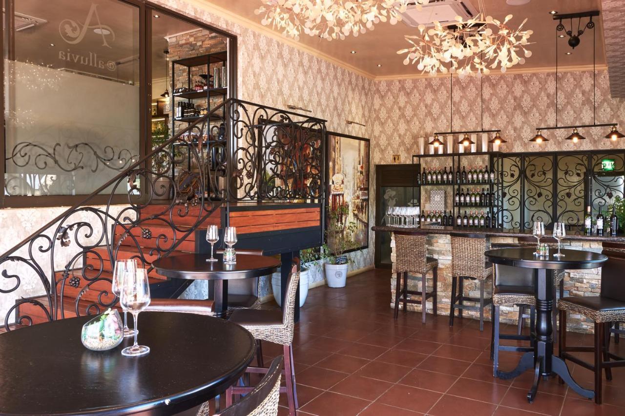Alluvia Boutique Winery & Luxury Accommodation 斯泰伦博斯 外观 照片 The interior of the wine bar