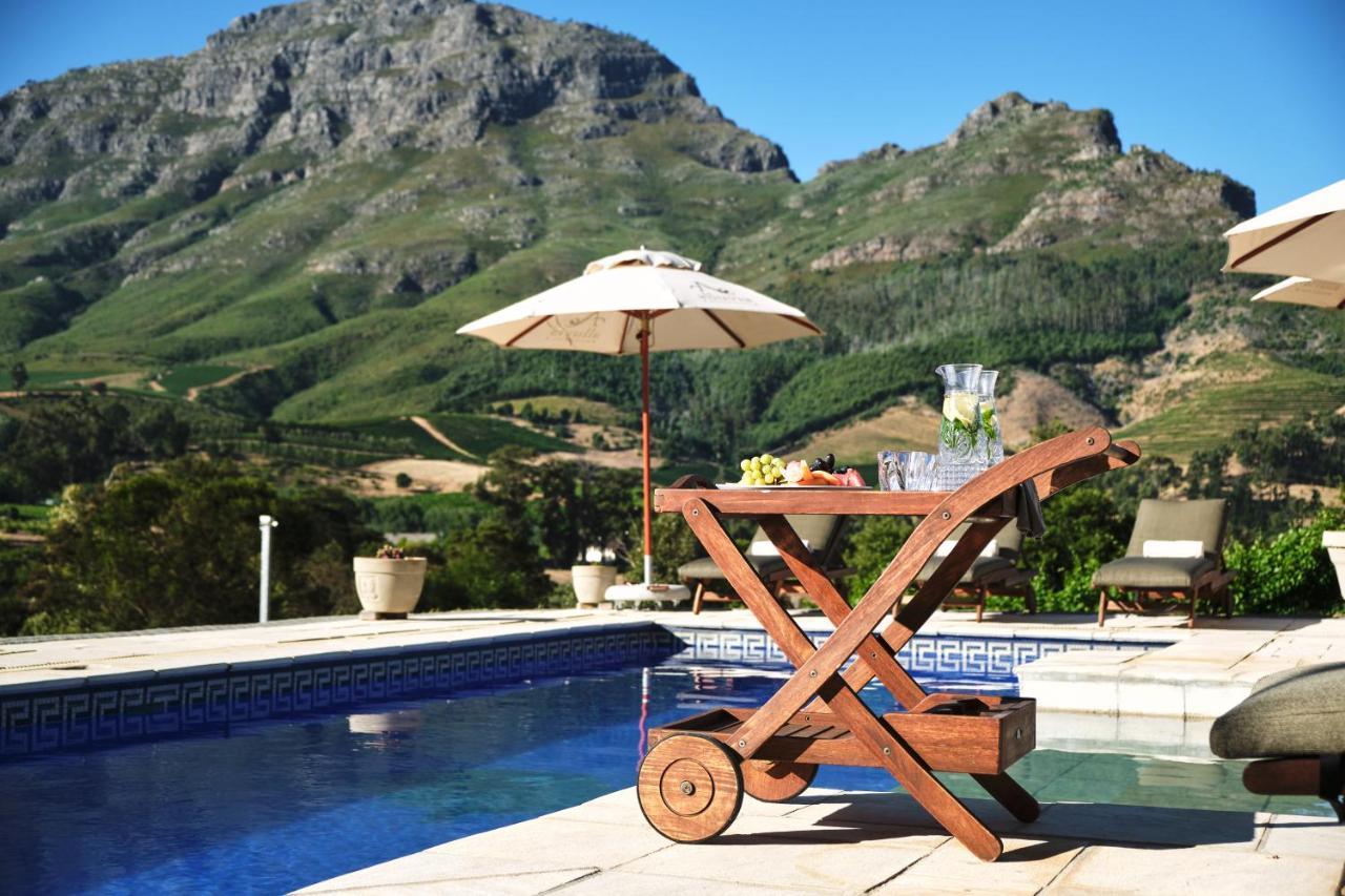 Alluvia Boutique Winery & Luxury Accommodation 斯泰伦博斯 外观 照片 A poolside bar cart