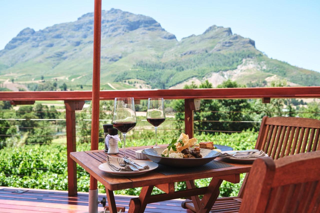 Alluvia Boutique Winery & Luxury Accommodation 斯泰伦博斯 外观 照片 Wine tasting at a South African winery