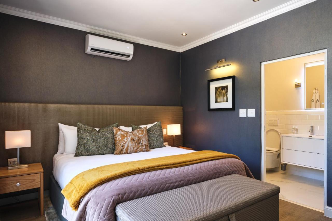 Alluvia Boutique Winery & Luxury Accommodation 斯泰伦博斯 外观 照片 A bedroom at the Cape Heritage