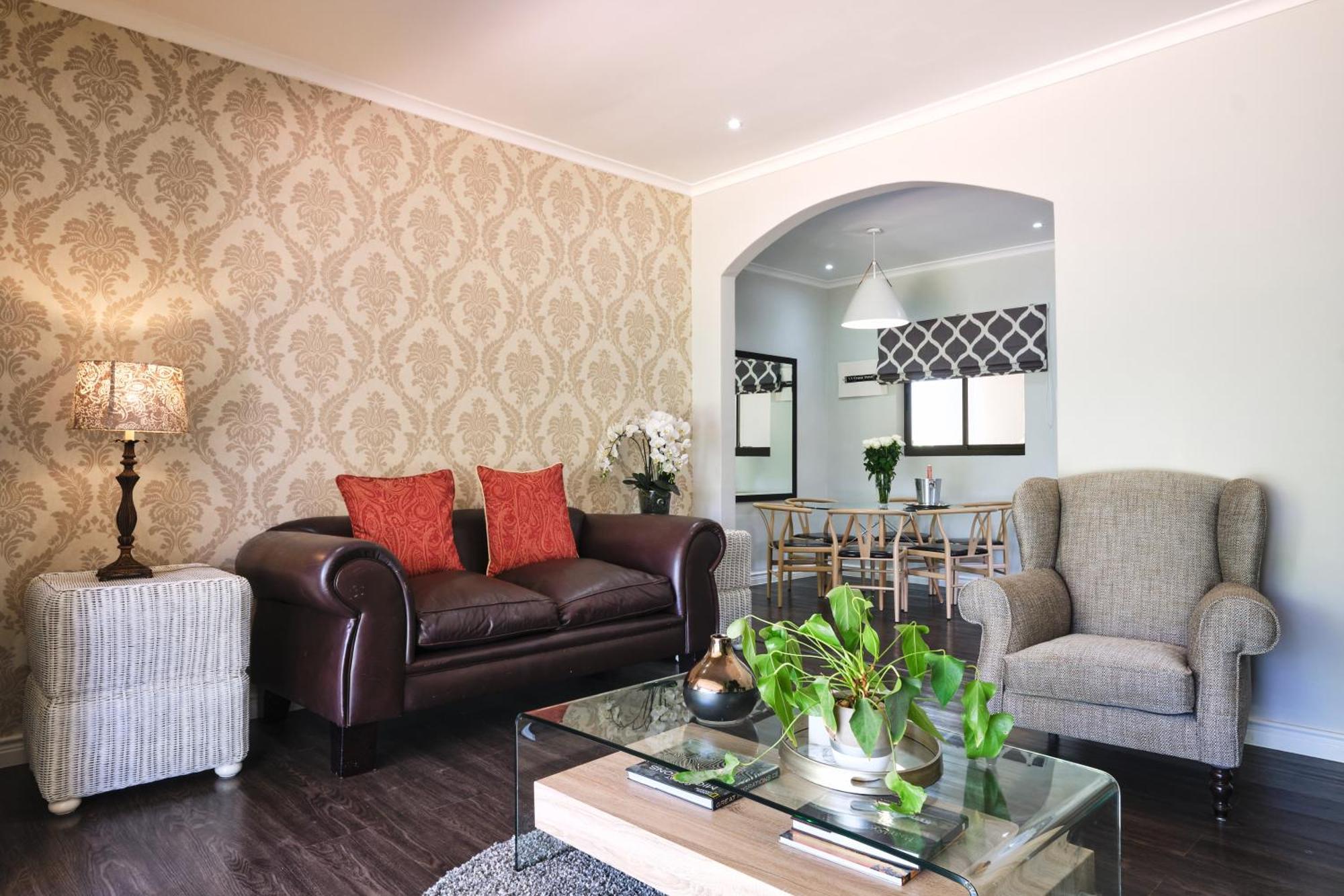 Alluvia Boutique Winery & Luxury Accommodation 斯泰伦博斯 客房 照片 A living room with a couch and two armchairs