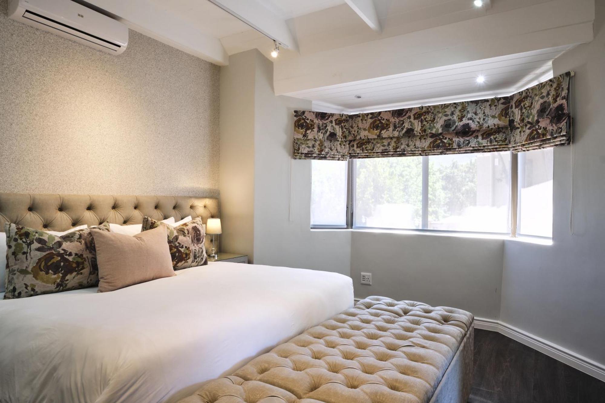 Alluvia Boutique Winery & Luxury Accommodation 斯泰伦博斯 客房 照片 A bedroom with a window valance