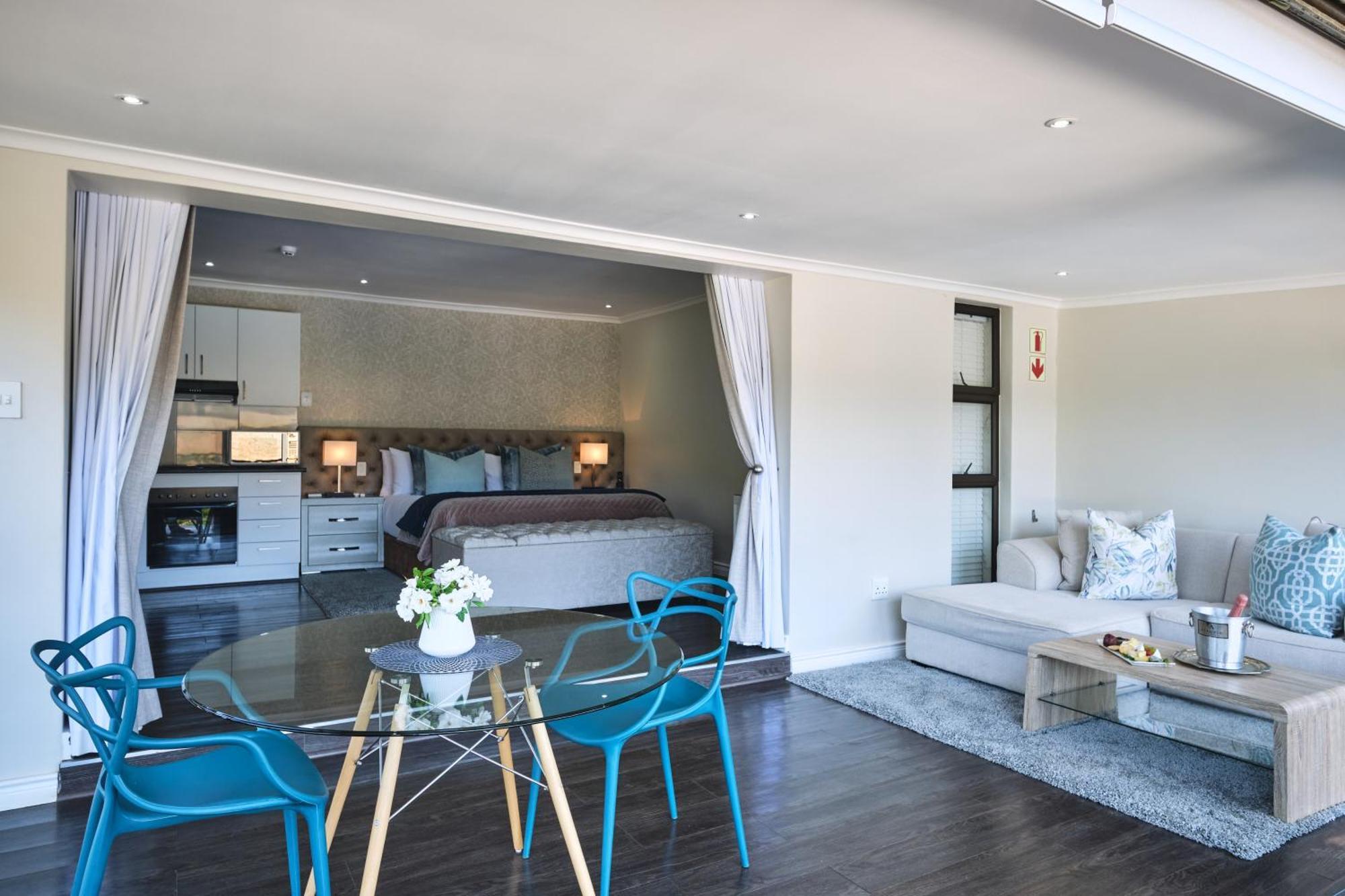 Alluvia Boutique Winery & Luxury Accommodation 斯泰伦博斯 客房 照片 A studio apartment in Cape Town, South Africa