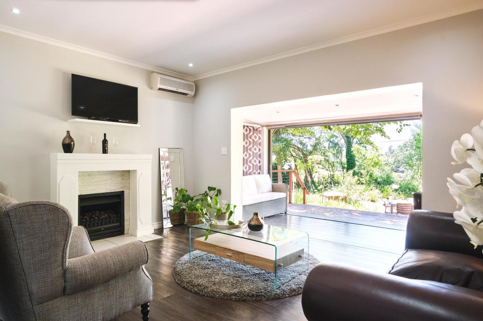 Alluvia Boutique Winery & Luxury Accommodation 斯泰伦博斯 客房 照片 A living room with a fireplace
