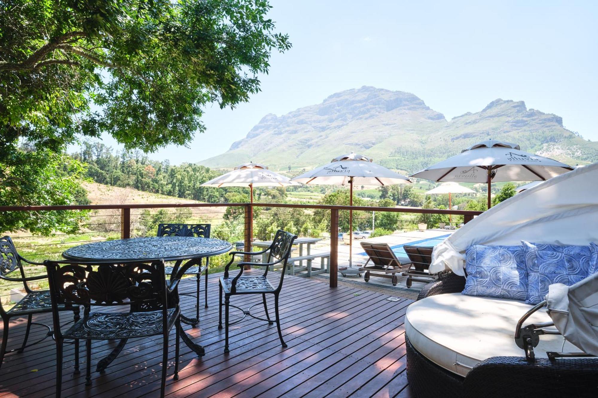 Alluvia Boutique Winery & Luxury Accommodation 斯泰伦博斯 客房 照片 View of the Hot Tub at the Spa at La Motte