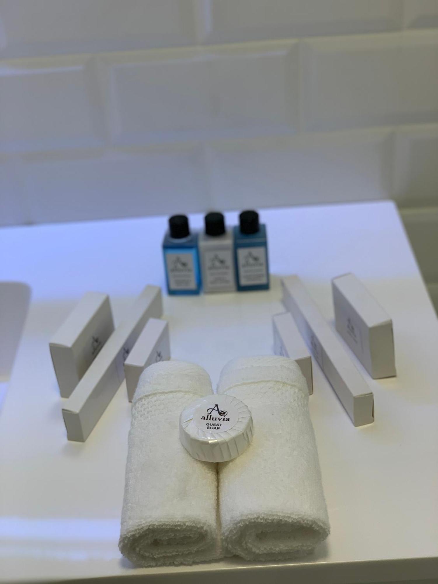 Alluvia Boutique Winery & Luxury Accommodation 斯泰伦博斯 客房 照片 A selection of the amenities offered by the airline
